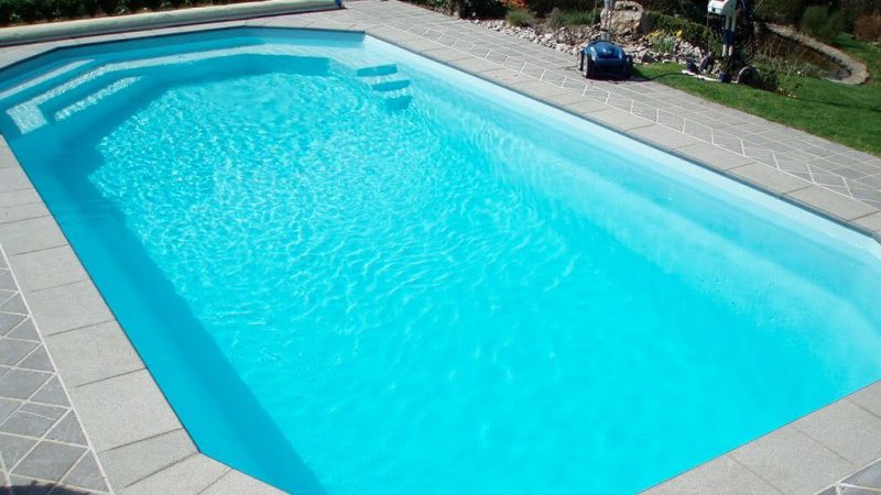 Onyx – Piscine coque familiale à fond incliné