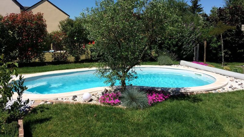 Cornaline – Piscine haricot à fond plat et banquettes
