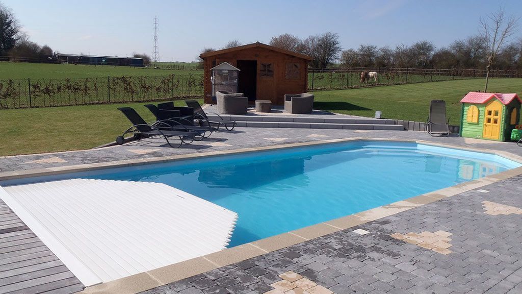 Agate – Piscine moderne avec volet intégré