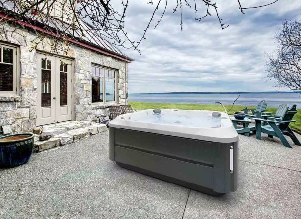 Spa J-385™ – Spa carré 6 places avec 49 jets PowerPro®, cascade et dôme plantaire