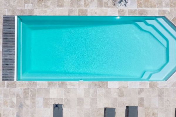Agate – Piscine moderne avec volet intégré