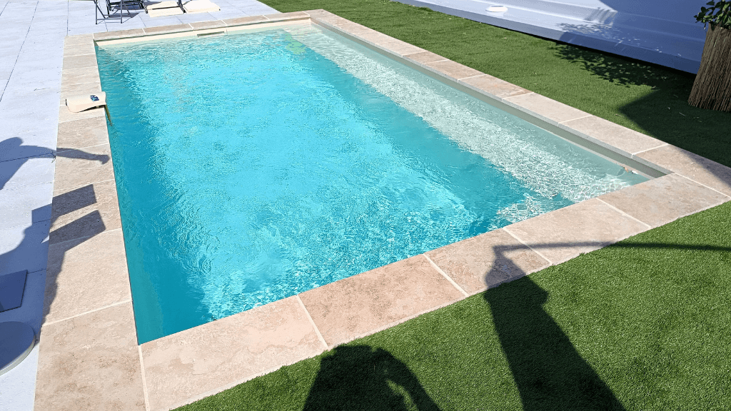 Angélite – Piscine compacte avec banquette longitudinale