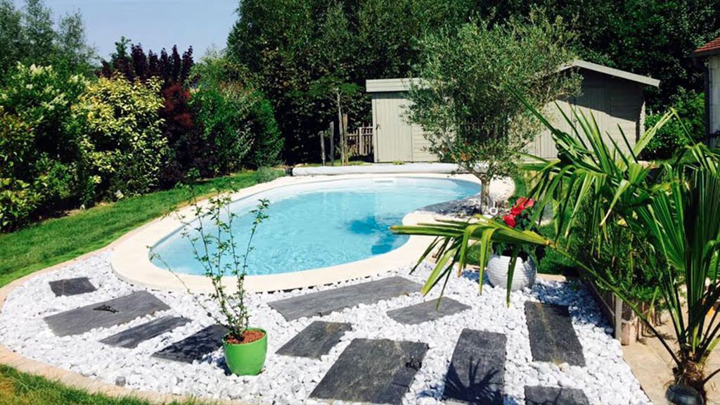 Cornaline – Piscine haricot à fond plat et banquettes