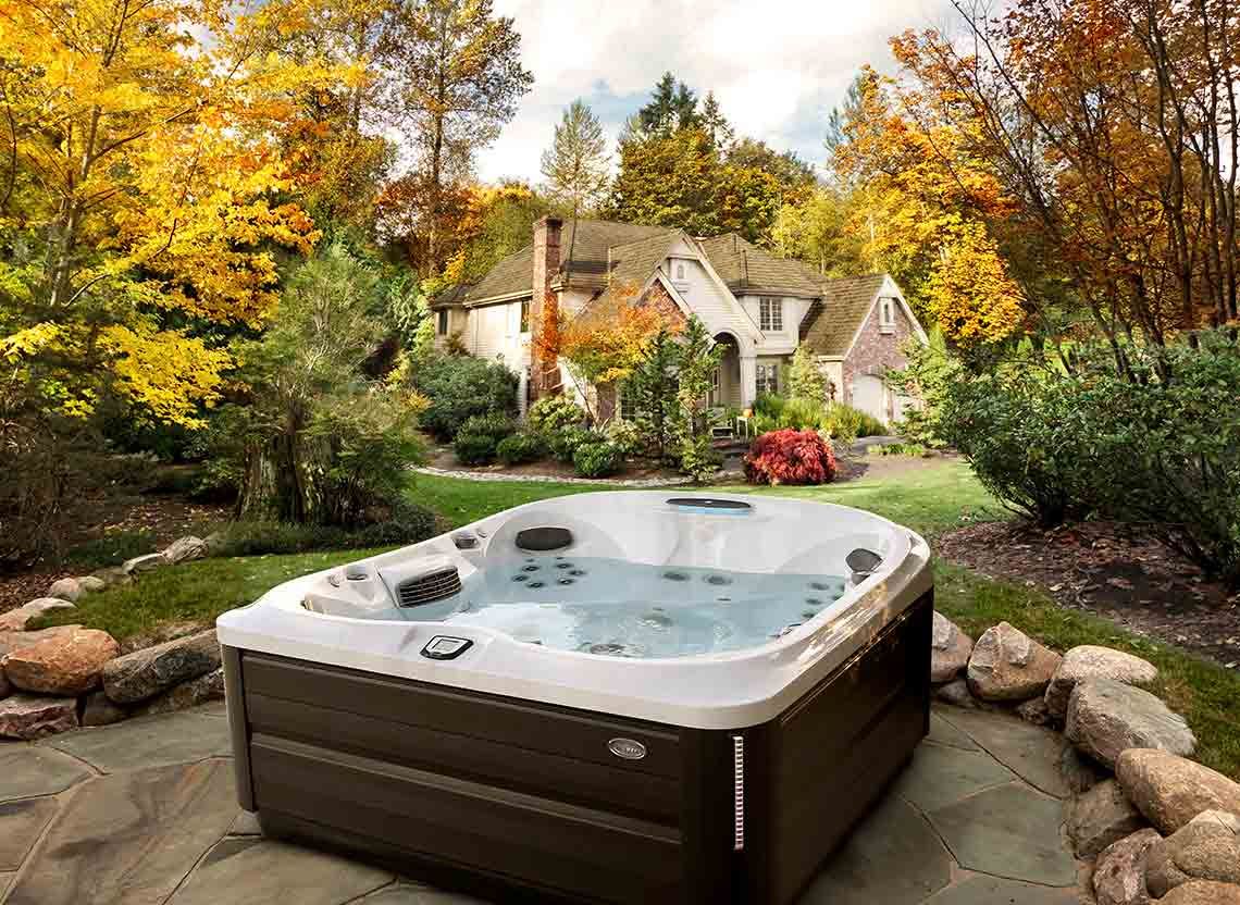 Spa J-485™ – Spa 6 places avec cascade centrale, sièges thérapeutiques et ProTouch™