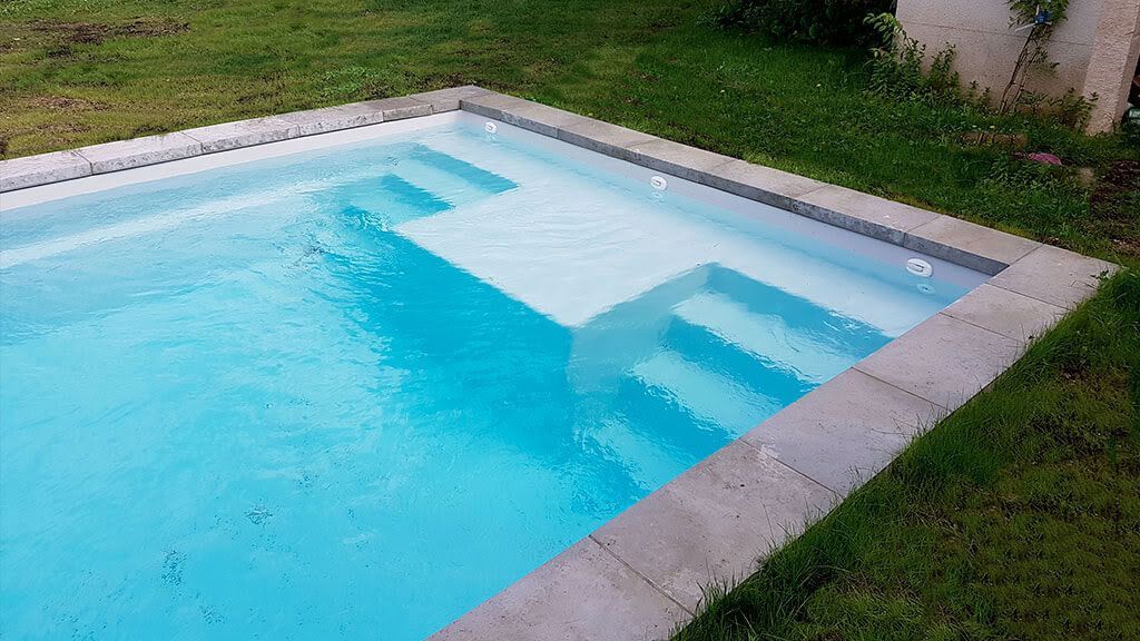 Galaxite – Piscine design avec bain de soleil intégré