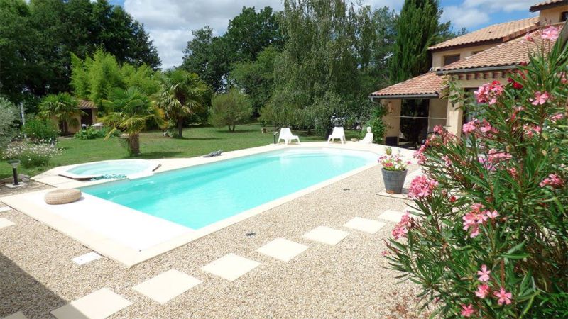 Agate – Piscine moderne avec volet intégré