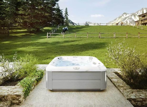Spa J-385™ – Spa carré 6 places avec 49 jets PowerPro®, cascade et dôme plantaire