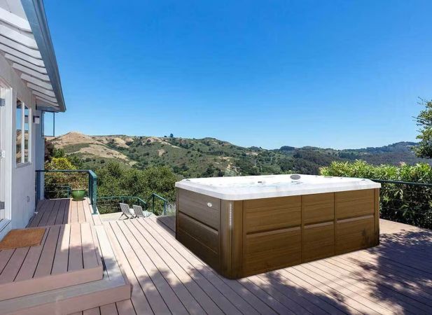 Spa de nage Jacuzzi® J-13 – Compact, polyvalent et idéal pour toute la famille
