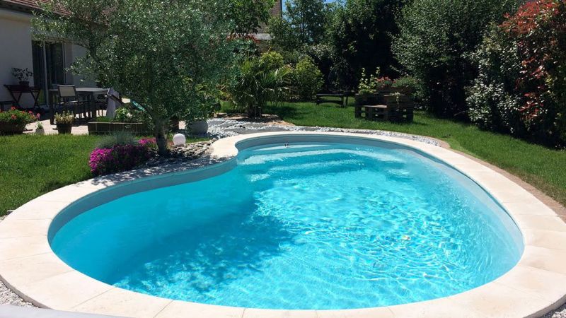 Cornaline – Piscine haricot à fond plat et banquettes