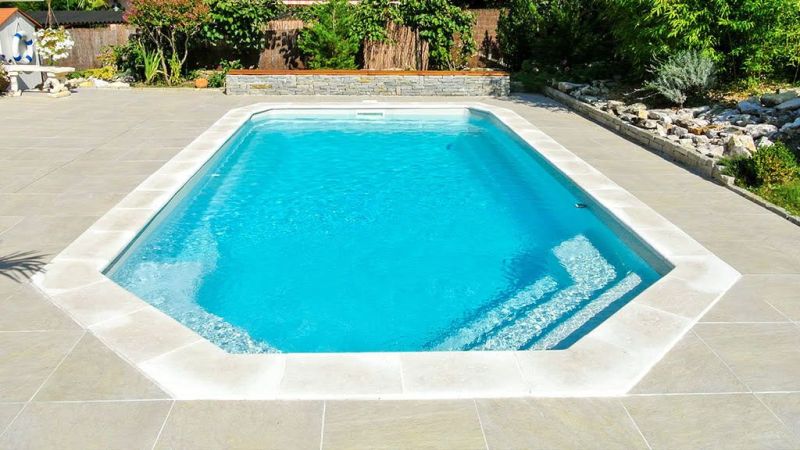 Onyx – Piscine coque familiale à fond incliné