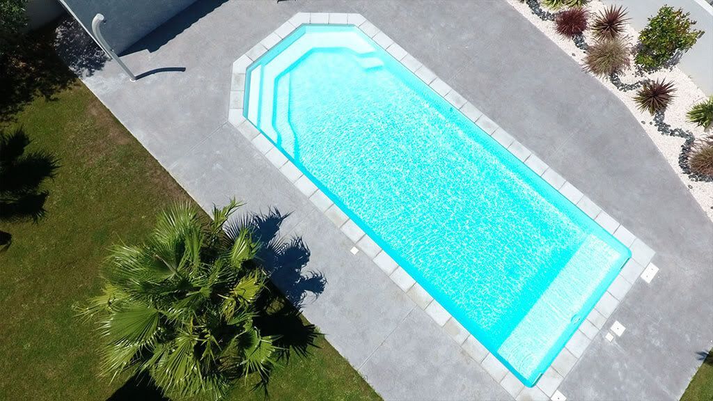 Agate – Piscine moderne avec volet intégré